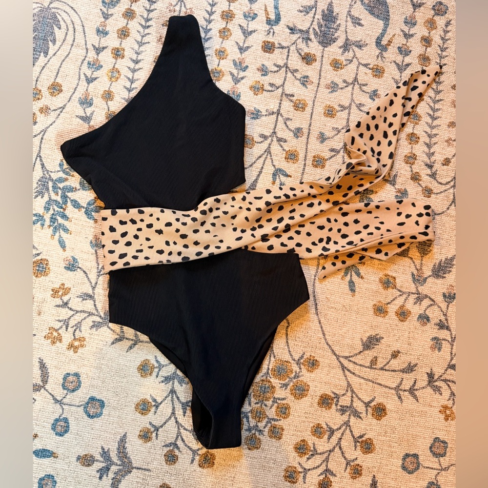 One-Shoulder Black Women's Swimwear with Beige Spot Wrap